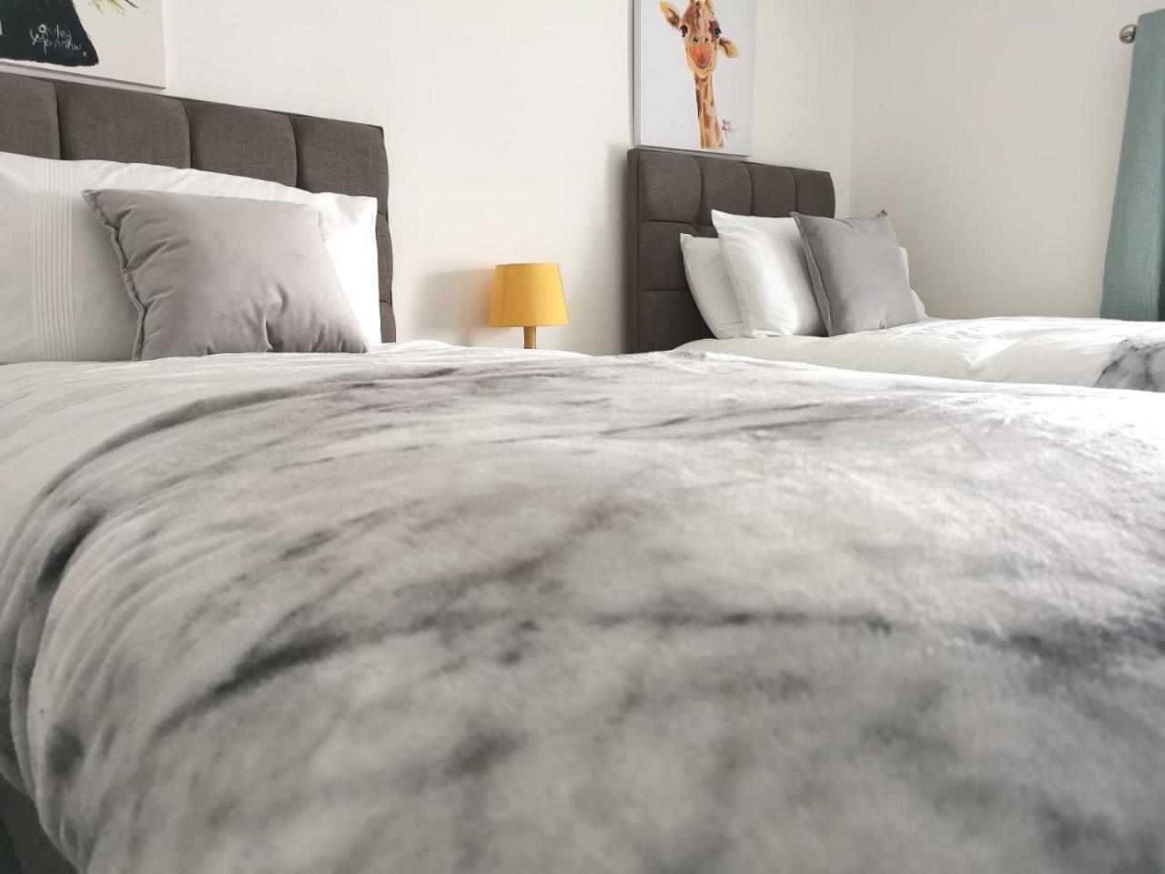 Parking, Smart Tv'S In All Rooms, Central Location Swansea Exterior foto